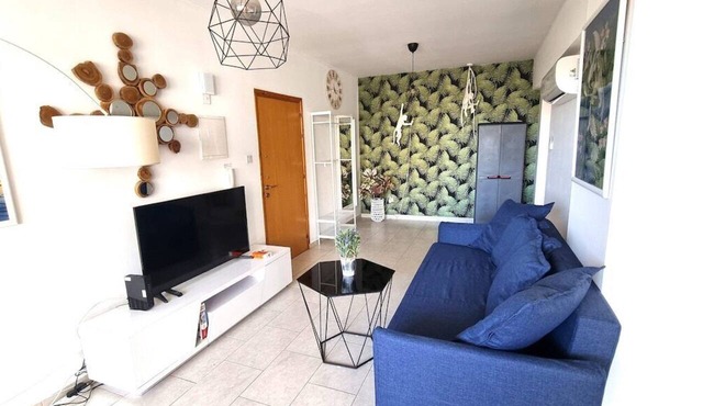 Beach Haven: 7-minute Walk to the Beach + Pool