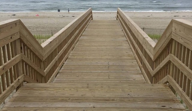Beach house located in Ocean Beach/Seaview - steps away from the waves!