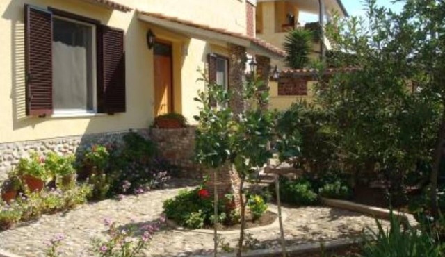 BEACH HOUSE WITH GARDEN NEAR ROME