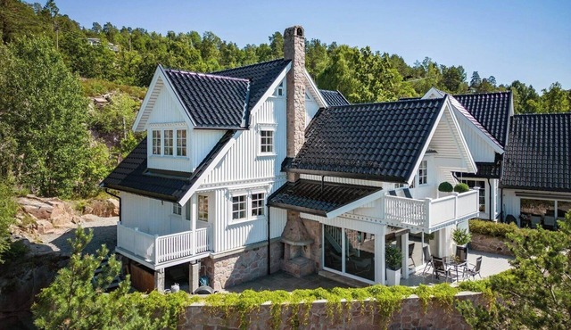 Beach house with multiple terraces in Holmsbu