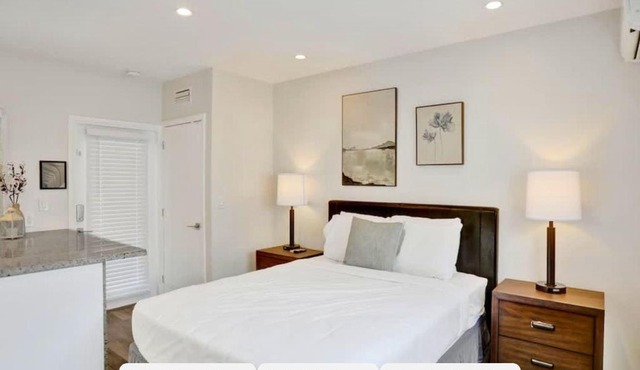Beach Isles Modern Studio Apartment in Fort Lauderdale with Patio