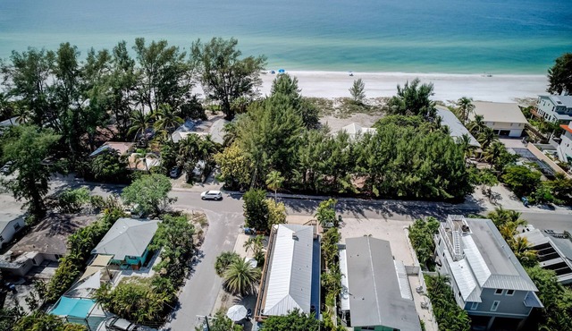 Beach Lovers’ Pick: Ground-Floor 3-Bedroom, Patio & Pets