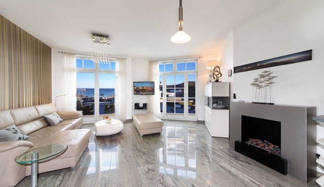 Beach oasis: Luxurious vacation apartment with box-spring bed and infrared cabin