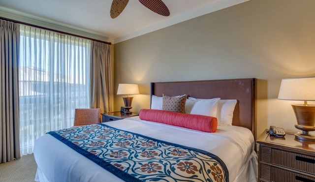 Beach paradise: Elegant Views with Full Kitchen, Onsite Parking and Pool View