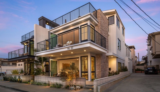 Beach Paradise - Stunning 3-Story on Long Beach Peninsula! Walk to Beach & More