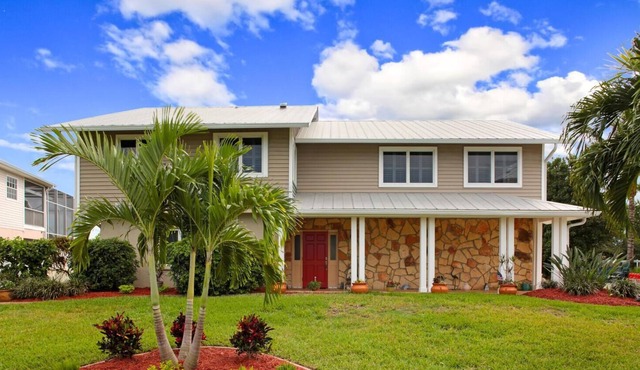 Beach Paradise Villa - 2 min walk to beach, private pool. bay front