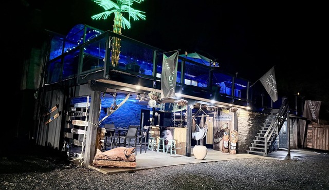 Beach, please - Waterfront - Shuswap Vacations & Sledding Accommodation