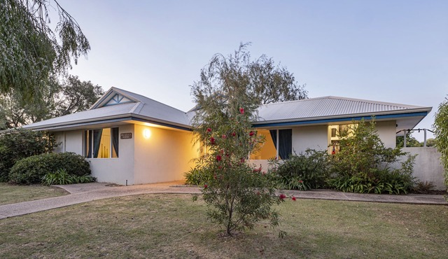 Beach Retreat - Family & Pet Friendly + only 400m from beach