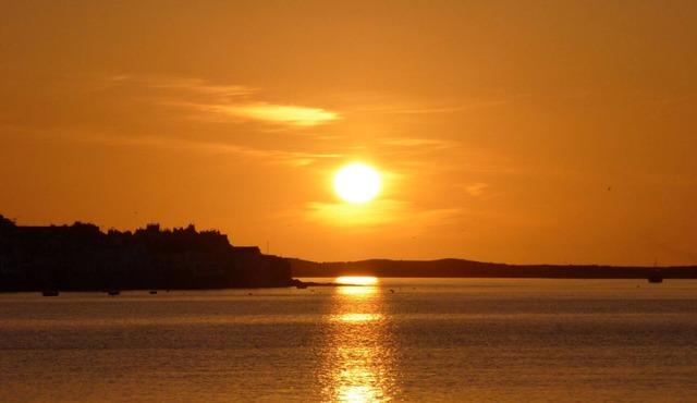 BEACH RETREAT, pet friendly, with open fire in Instow
