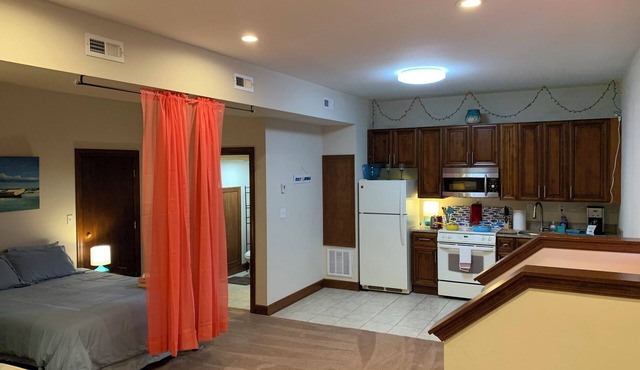 Beach Side HideAway - Pet Friendly, WiFi, Smart TV, Central Heat/AC, Parking