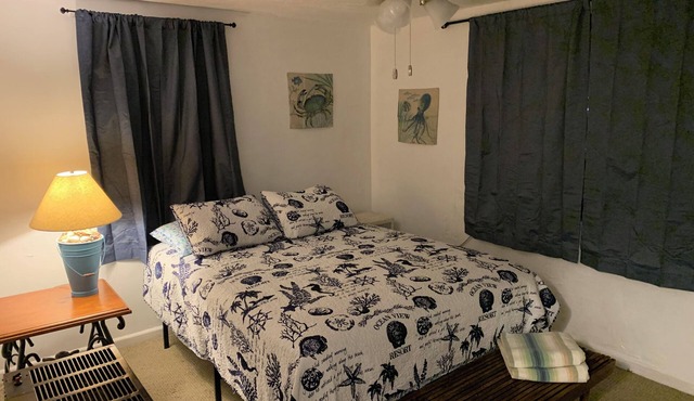 Beach Side Studio #2 - Pet Friendly, WiFi, Off-Street Parking, Large Smart TV