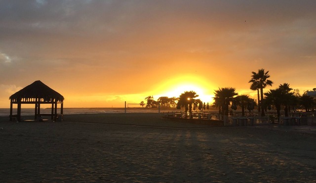 Beach Style Home, Monthly Rental, Beach, Harbor & Pier close, Patios