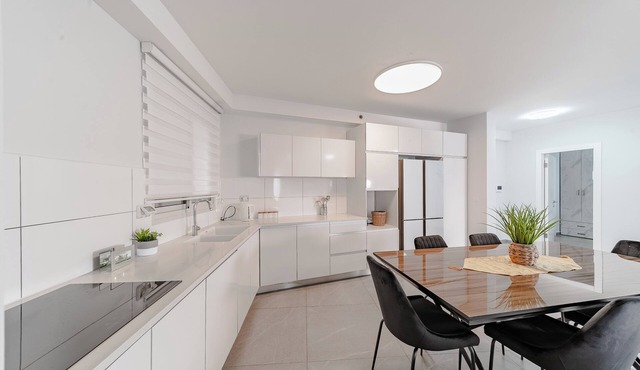 Beach vicinity, shopping G-level, parking. Near playground. Shabbat elevatorn