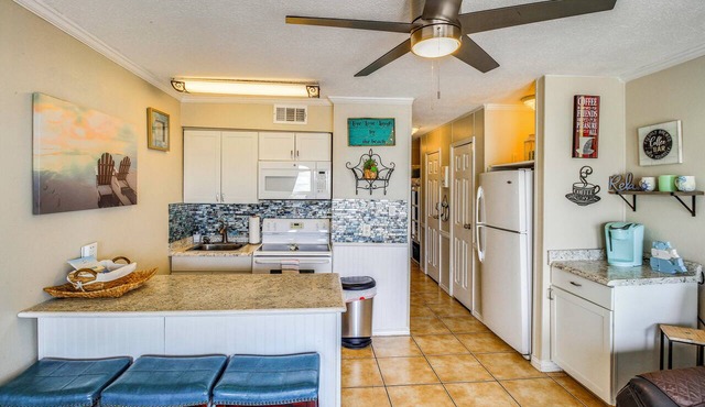 Beach View Balcony! Corpus Christi Condo w/Pool