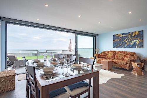 Beach View Breeze Family Holiday Home on the Shore