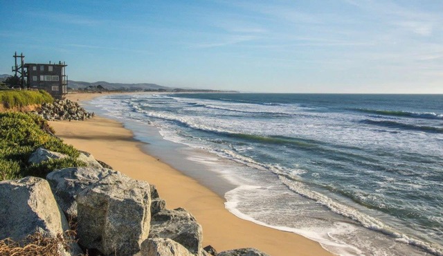 Beach Villa Home - Walk to Beaches, Trails, Restaurants, Activities & more