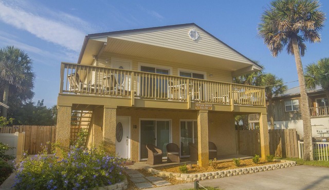 Beach Villa ~ Pet Friendly ~ Fenced Yard ~ Steps to the Beach!