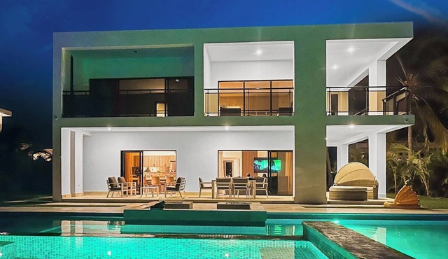 Beach Villa Sol with Pool and Jacuzzi, BBQ and Maid