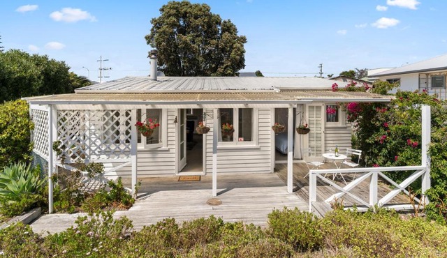 Beachcomber Bungalow - Papamoa Beach Holiday Home