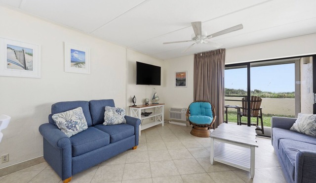 Beacher's Oceanfront Patio Plus Suite with onsite Front desk and Service