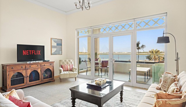 Beachfront 1 Bedroom in Palm Jumeirah with Sea Views