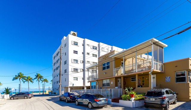 Beachfront 1BR/1BA/Ocean View Patio and Free Parking for 1 Compact Car
