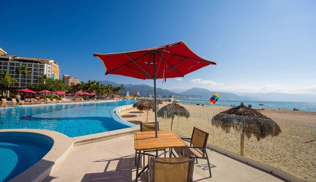 Beachfront 1BR | 5 Pools + Gym + Balcony Views