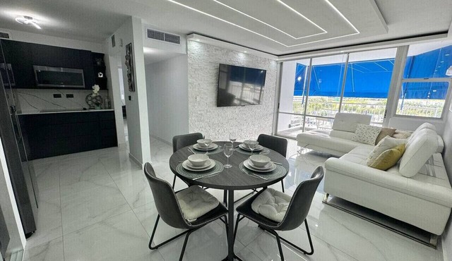 Beachfront 2 Bdrm ~ Walk to Eat ~ W/D ~ King Bed