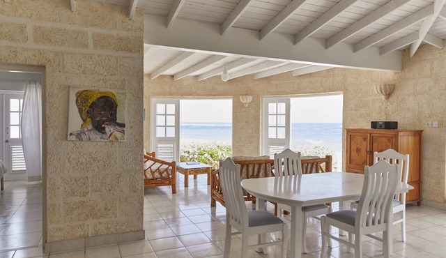Beachfront 2 bedroom house right one the white sand beach of Silver Sands