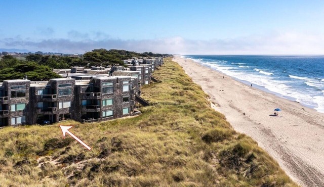 Beachfront 2-bedroom Condo by the Sea!