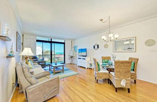 Beachfront 2 Bedroom Residence with Panoramic Gulf Views