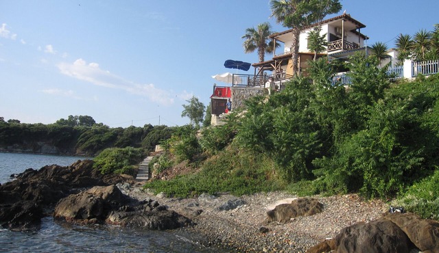 Beachfront 2 Bedroom Apartment - Villa Chara