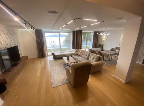 Beachfront 2BR Apartment with Balcony and Sea View, Biser Mora