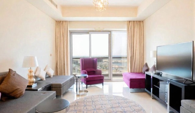 Beachfront 2BR Apartment + Balcony, Gym & Pool