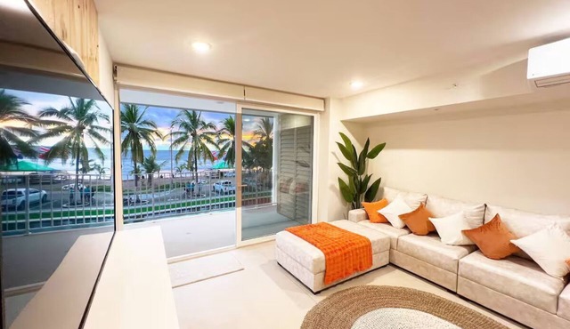 Beachfront 2BR Condo - Rooftop lounge, Pool, Gym & Coworking –1 Min to Main St