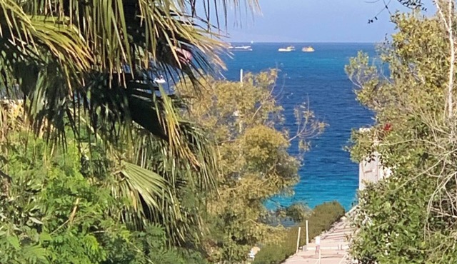 Beachfront 3-Bed Sleeps 6 with Sea View