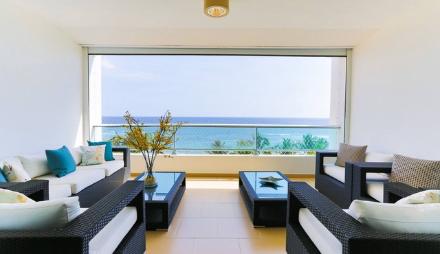 Beachfront| 3 Br| Full Kitchen| FastWifi| Parking