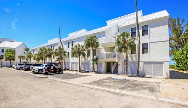 Beachfront 3BR Villa with Panoramic Gulf Views & Large Shared Pool w/King Bed