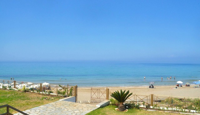 Beachfront 4-bed luxury suite - Agios Gordios Corfu Greece