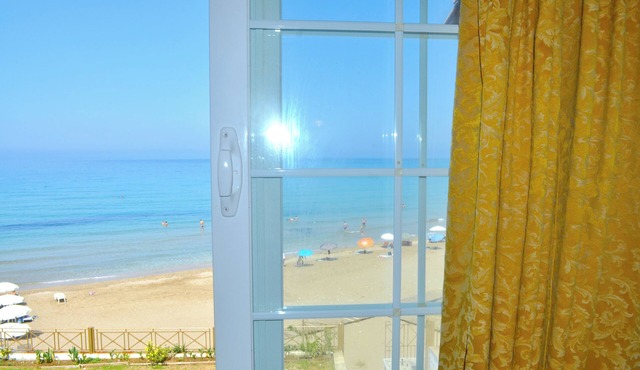Beachfront 4-bed Luxury Suite - Agios Gordios Corfu Greece