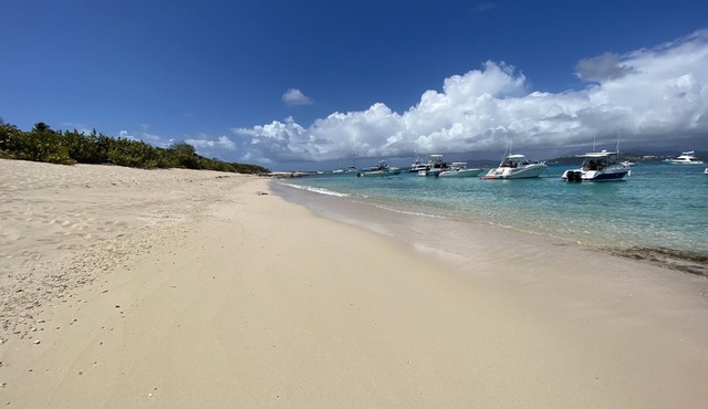BEACHFRONT > 5 STAR > 2 LEVEL PENTHOUSE VILLA > MAGNIFICENT PANORAMIC VIEWS