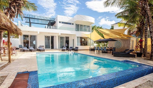 Beachfront 7BD villa with Spectacular Sea Views