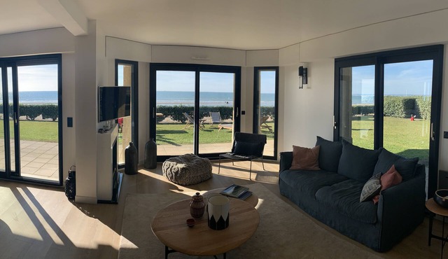 Beachfront Apartment with Pool