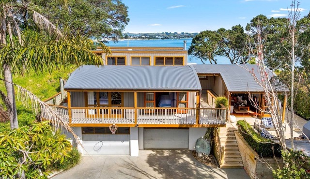 Beachfront access house in Paradise