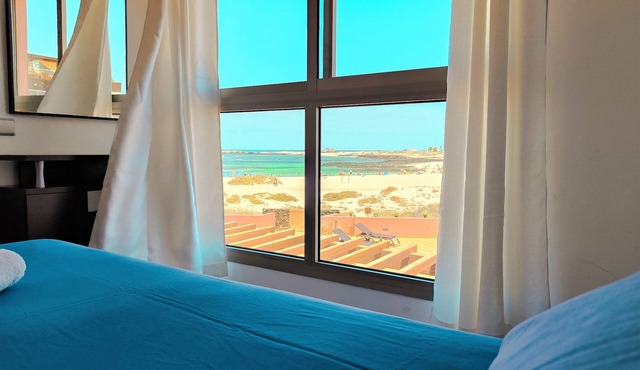 Beachfront and fabulous sea view. Sun Beach and Relax.