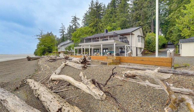 Beachfront Anderson Island Escape: Rainier Views!