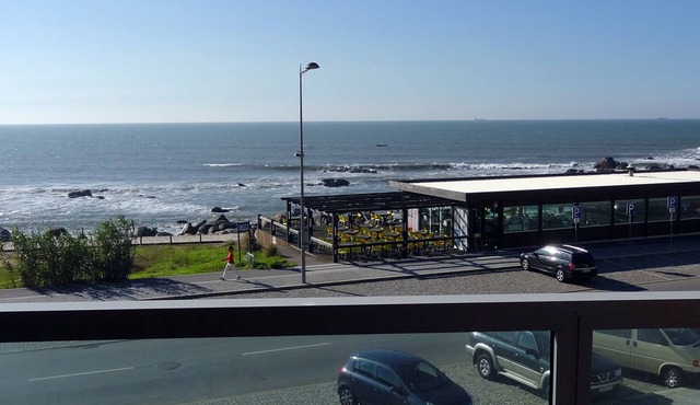 Beachfront apartment with spectacular sea views. (WILLOWERS)