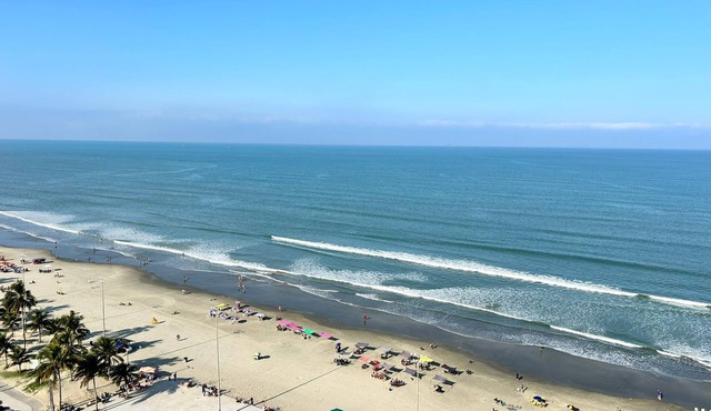 Beachfront Apartment – Stunning View with Wi-Fi (13) 99756 2285
