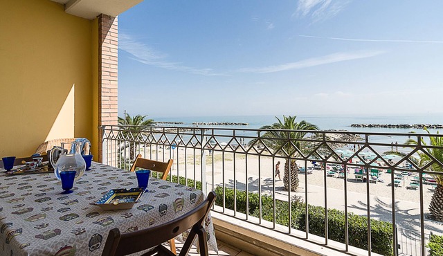 Beachfront apartment, terrace, wifi, garage.
