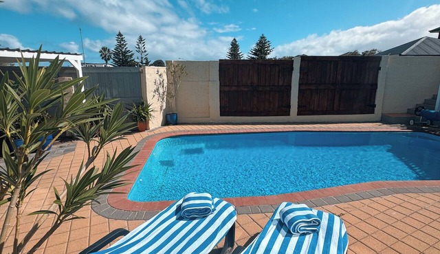 Beachfront apartment with pool, 4 minutes walk to Indian Ocean. Sleeps 6
